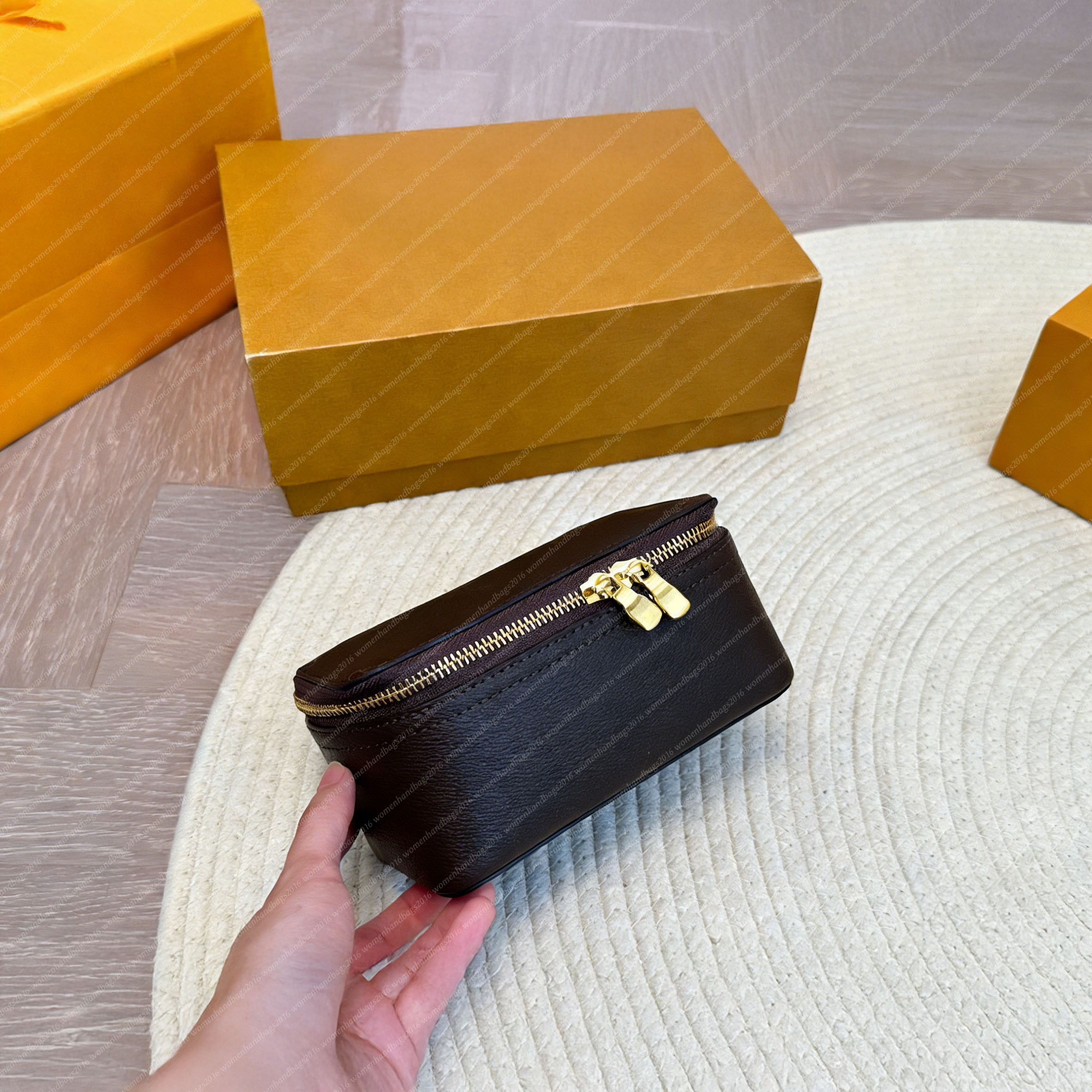 Sac de créateur sophistiqué pour femme, trousse de maquillage fonctionnelle avec accès à double fermeture éclair, forme épurée et attrait intempo