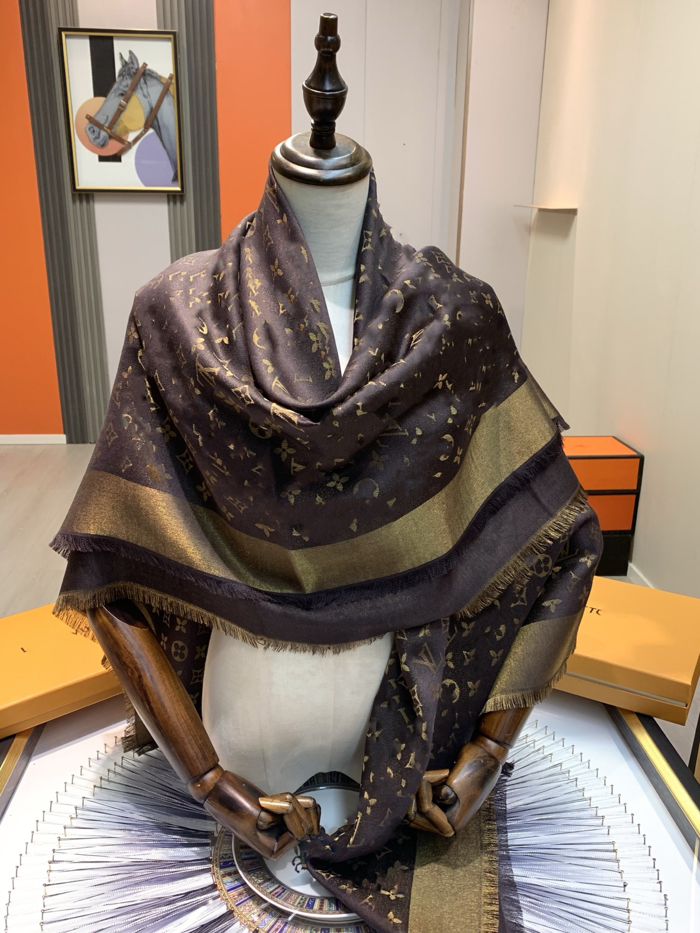 26ss M72046 140cm Luxury designer cashmere Gold and silver silk jacquard Large square scarf a classic letter monogram multi functional women shaw