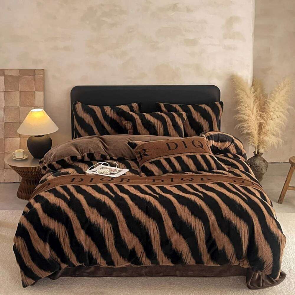 Fashion Leopard Printed Thicken Milk Velvet Bedding Rabbit Plush Winter Warm Four-Piece Set Duvet Cover Pillowcase Bed Sheet Y260124-image-1093145474