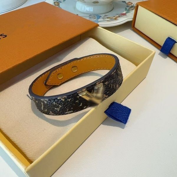 bracelets designer Bracelet Premium Bracelet en cuir avec boucle logo métal - motif monogramme tendance manchette réglable accessoire de mode pou