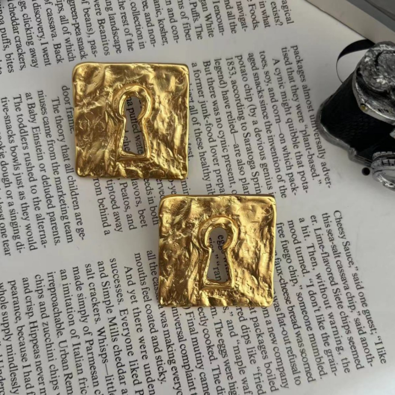 Designer Good quality Real 18K Gold Plated Brass Pkeyhole Stamp Texture Stud Earrings Jewelry EH2301