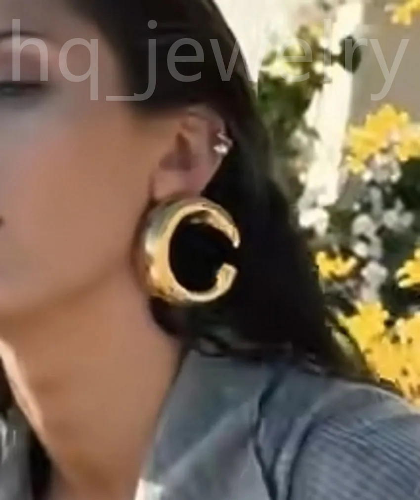 Les nouvelles boucles d'oreilles pour femmes à la mode haut de gamme en or et argent 18 carats de la marque internationale de luxe attirent l'att