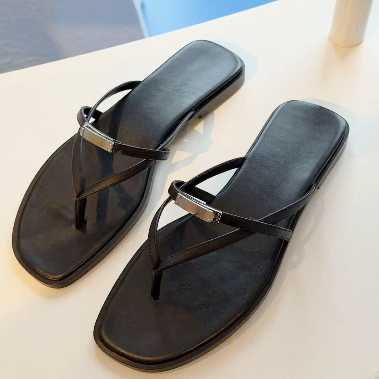 Designer Sandals Luxury Slippers calfskin version sandal classic interlaced silhouette minimalist Summer beach vacation sandals slippers Black Genui