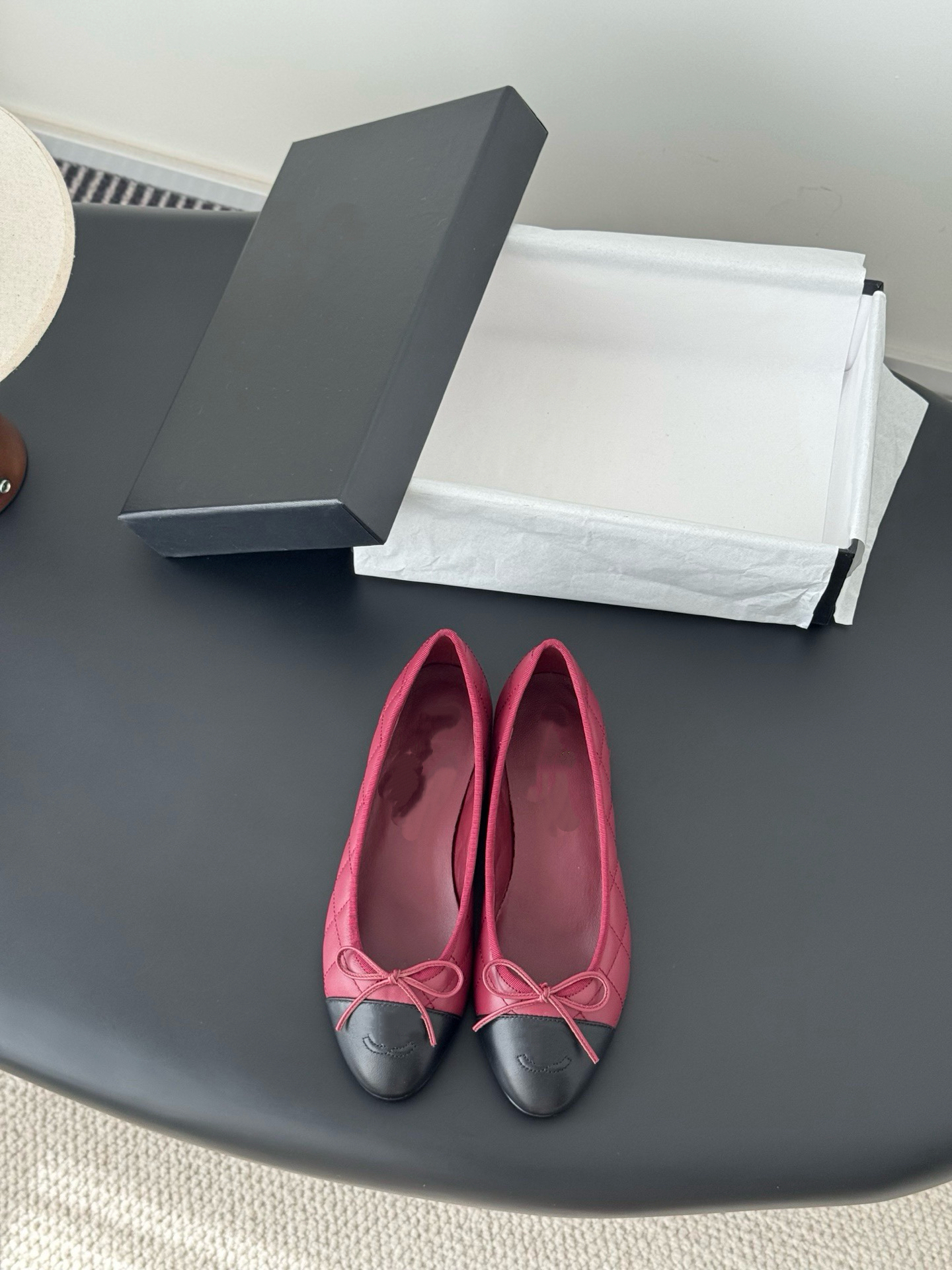 Master quality ss520 new 26S ballet flats feature a classic round toe design that beautifully flatters the foot shape.