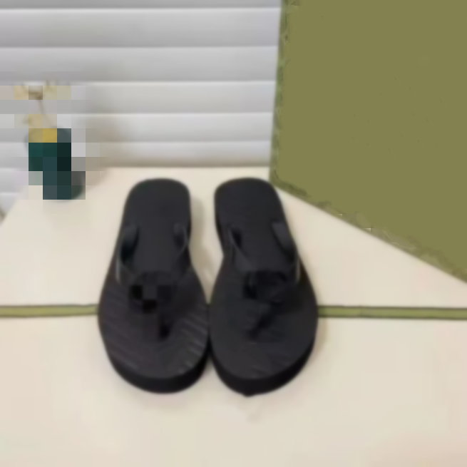 2026 Pantoufles de créateurs de mode pour femmes, tongs simples pour jeunes, chaussures mocassins adaptées au printemps, été et automne, hôtels,