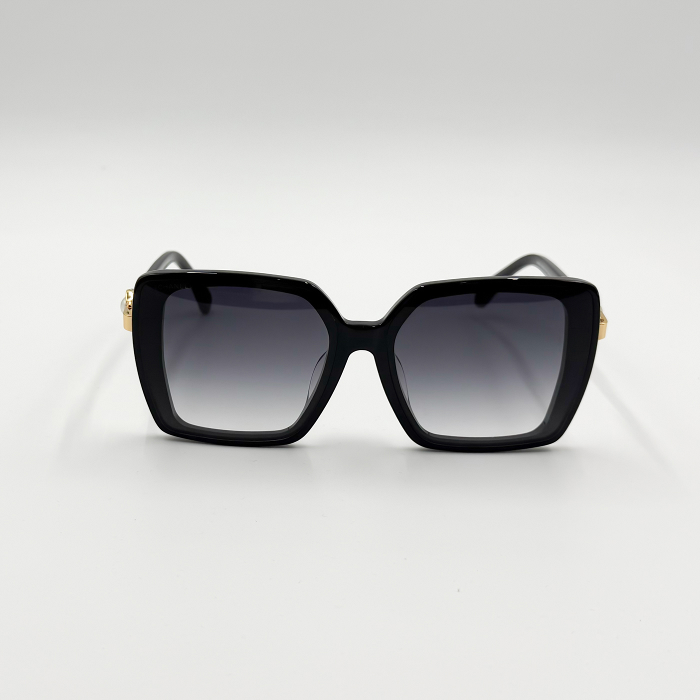 Pare-soleil design élégant combinant des éléments de style avant-gardistes comme des charnières métalliques de qualité supérieure et un filtrage