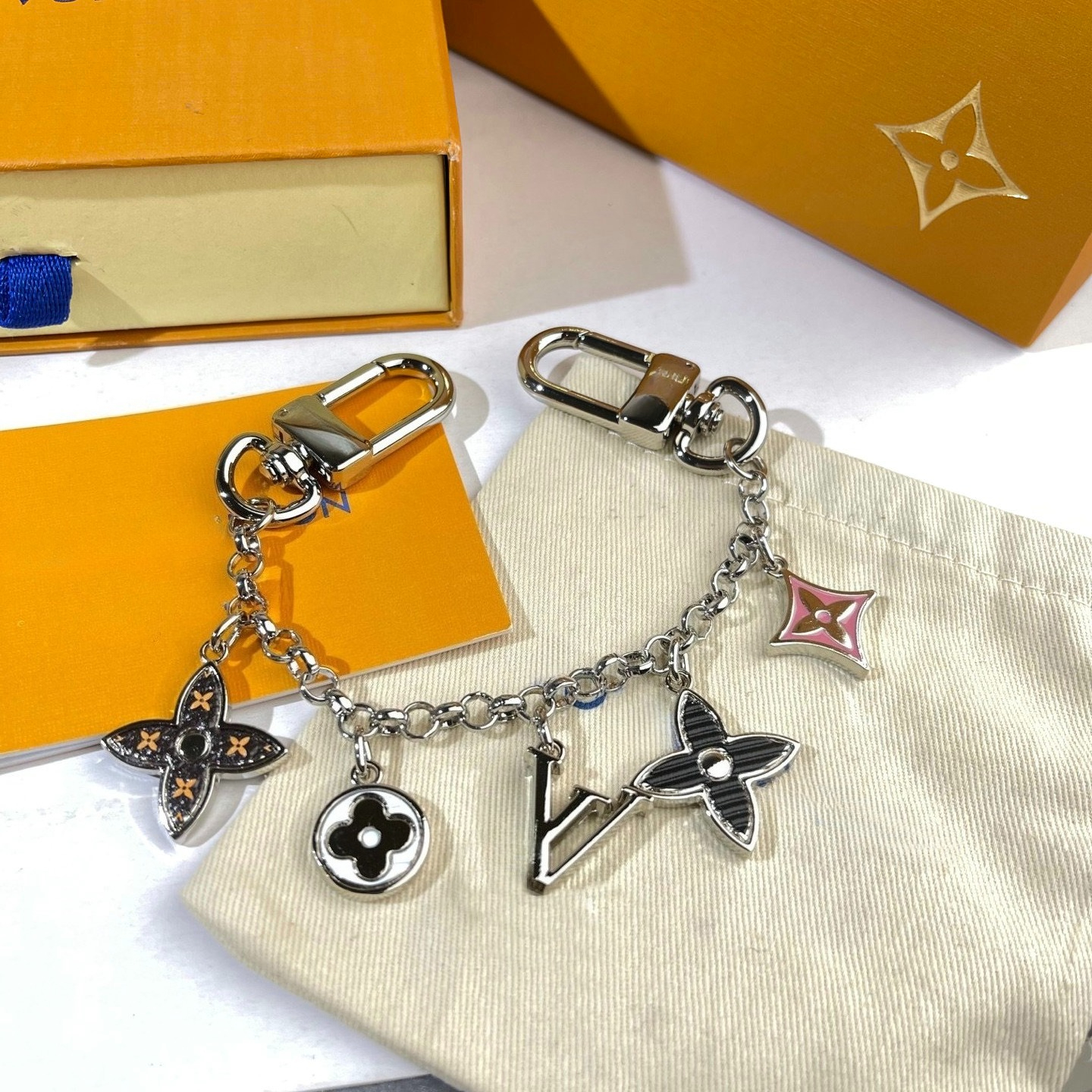 Bag Pendant Designer Keychain Fashion Jewelry New Metal Flower Keychain Unisex Accessories For Handbag Decoration