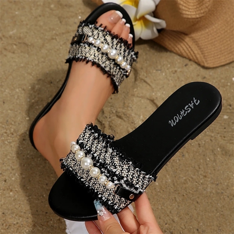 Womens Shoes Fashion Slippers with Pearl Buckle Versatile Solid Color Metal Decoration Round Toe Pearl Chain Flat Sandals 260420BJ