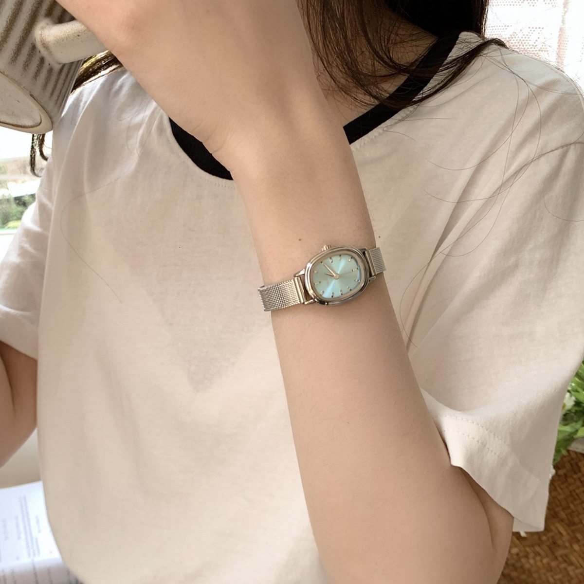 Vintage Exquisite For Female Students, Compact And Simple, Light Luxury, Ins Niche, Pointer Style, Oval Ladies Watch
