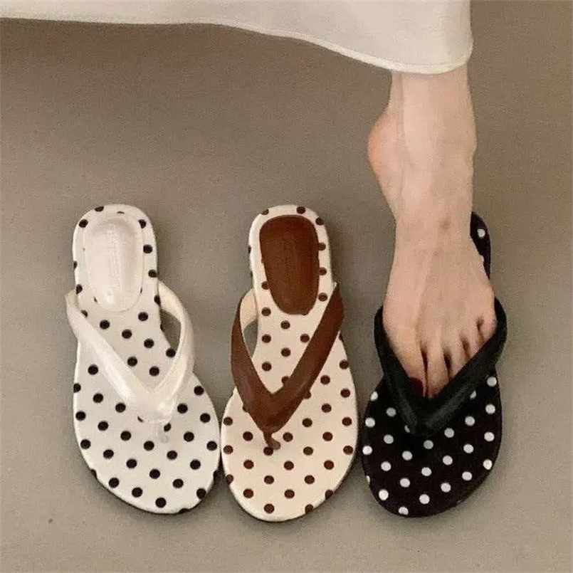 Womens Flat Bottom Thong Slippers Summer Outdoor Beach French Style Small Cool Polka Dot Sandals Casual Rubber 260729BJ