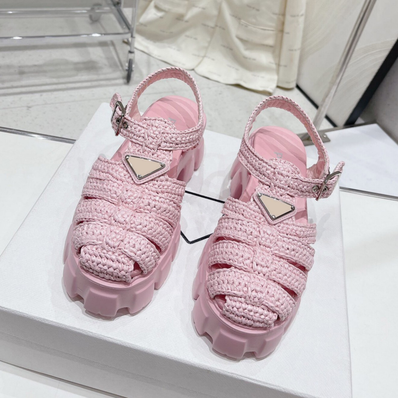 Designer Xia's new triangle logo woven thick soled sandals for women, retro Baotou Roman beach shoes, height increasing pigsty shoes