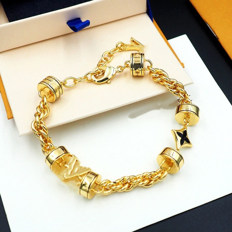 Designer Thick Twisted Chain Bracelet V Letter Square Four Leaf Flower Charm Men Couple Titanium Steel Versatile Classic Necklace Wrist Jewelry