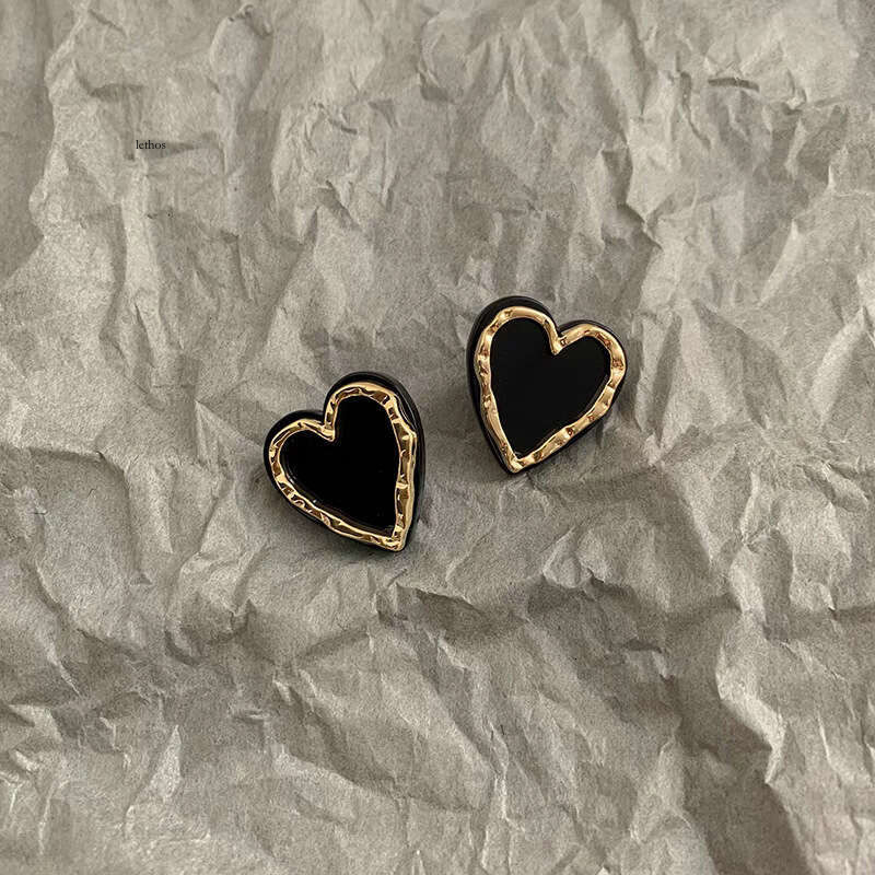 Black heart-shaped for women, 2025 new trendy niche design, high-end vintage stud earrings, elegant sterling silver earrings