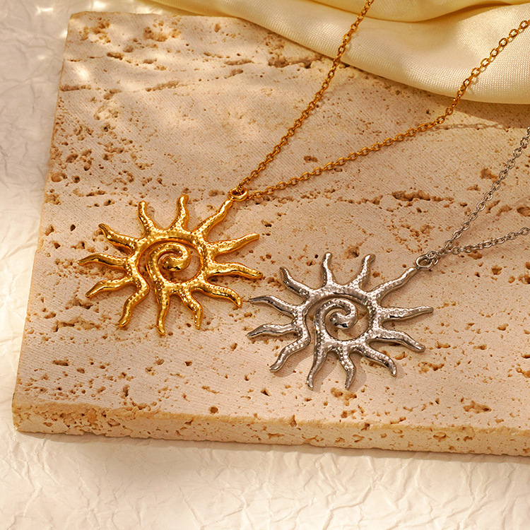 Hot-Selling Sunflower Necklace for Women, Personalized Gold Hollow Pendant, Fashionable Simple Collarbone Chain
