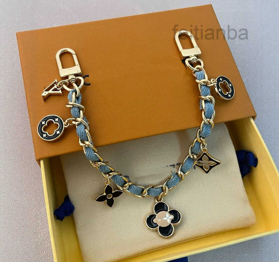Keychains Designer 2025 Luxury metal bag charm chain flower heart designer bag charms gold sliver keychain Snap fastener mens ladies keychain Holida