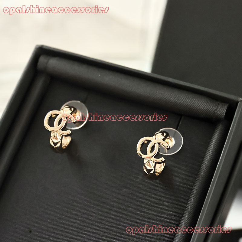 CHANNEL Earring New -style dia-patterned letter small hoop with simple and detailed design versatile women's earrings in S sier CC