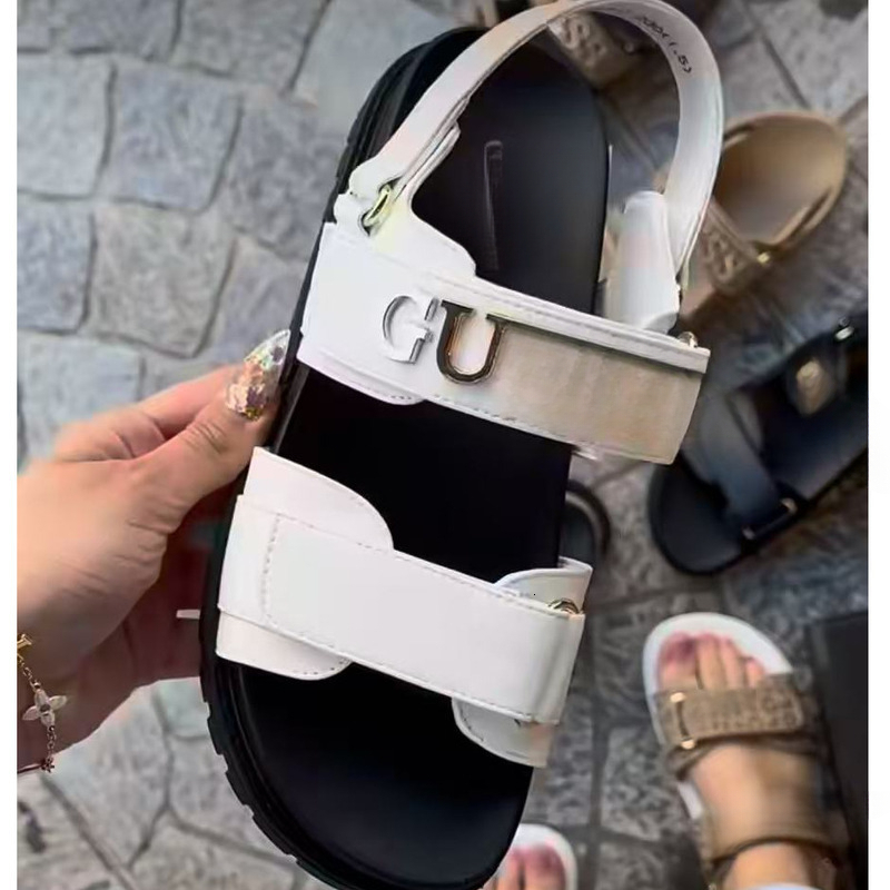 Designer Guessssandals Guesses Sandali con plateau da donna con plateau Moda estiva Grosse pantofole da spiaggia Ciabatte con gancio casual Stampa c