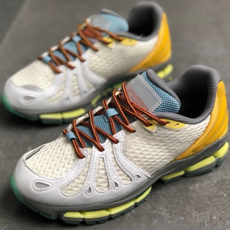 Un designer senior crée des chaussures de sport élégantes en maille respirante avec une technologie d'amorti multicolore fabriquée à la main. Cha