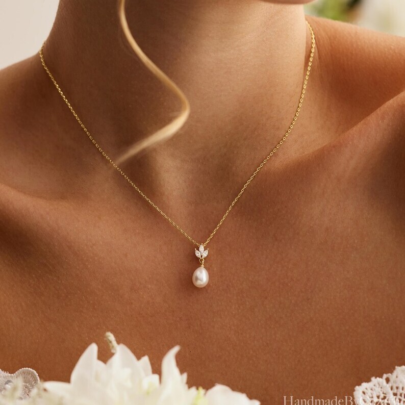 Korean-style niche design titanium steel necklace for women, elegant pearl pendant, light luxury clavicle chain, versatile neck chain accessory