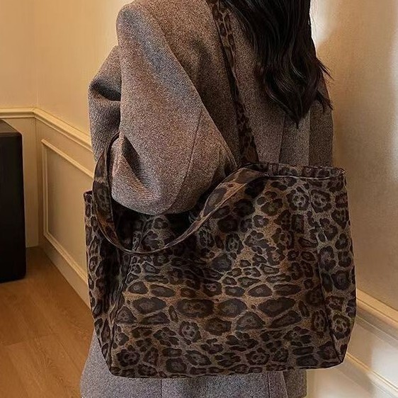 2026 new leopard print large capacity tote bag simple and fashionable retro versatile commuting womens shoulder bag sports outdoor bag tourism beach