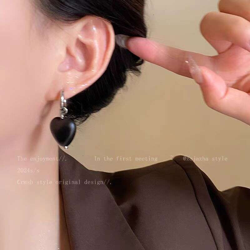 Red heart-shaped for women, 2025 new popular model, vintage style with a high-end feel, sweet and trendy internet celebrity earrings