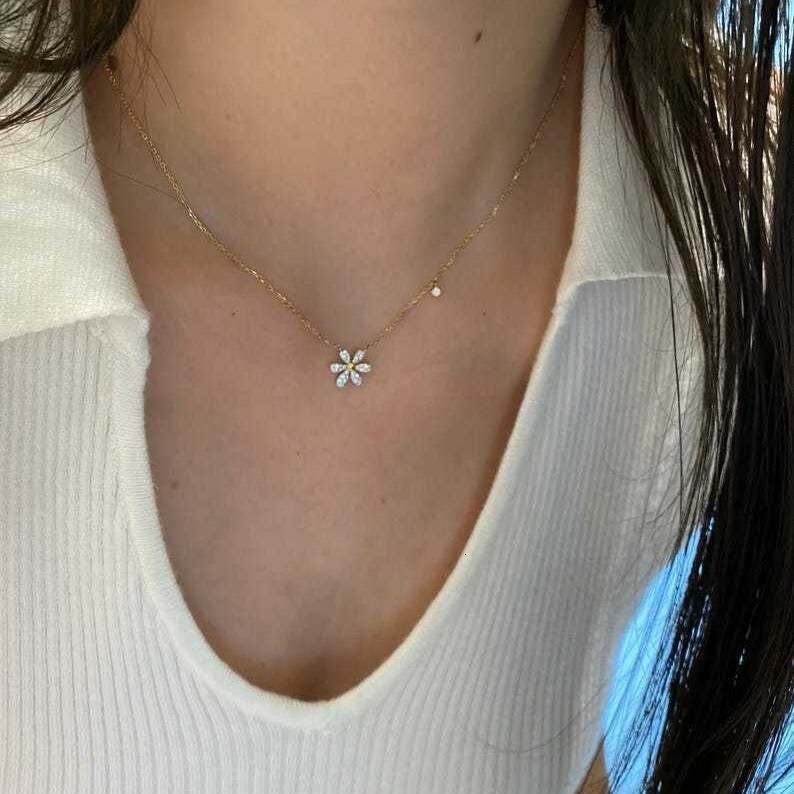 Korean-style fresh delicate full-diamond flower pendant necklace for women, simple unique, versatile, with a cool and understated feel, wholesale sw