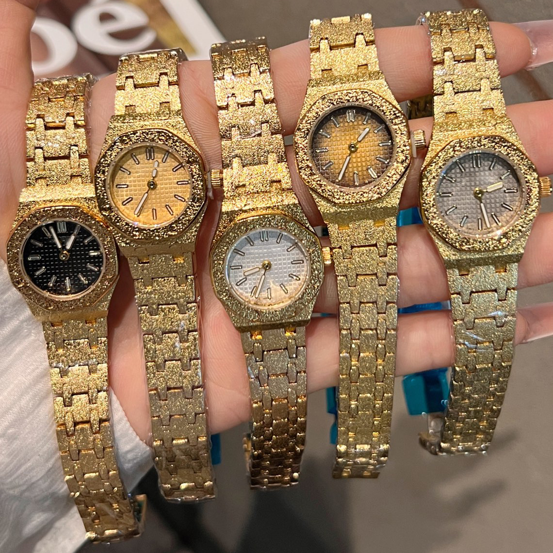 Luxury brand womens watch mini 23mm quartz movement with frost gold craftsmanship designer watches for women watch vintage watches watch gifts