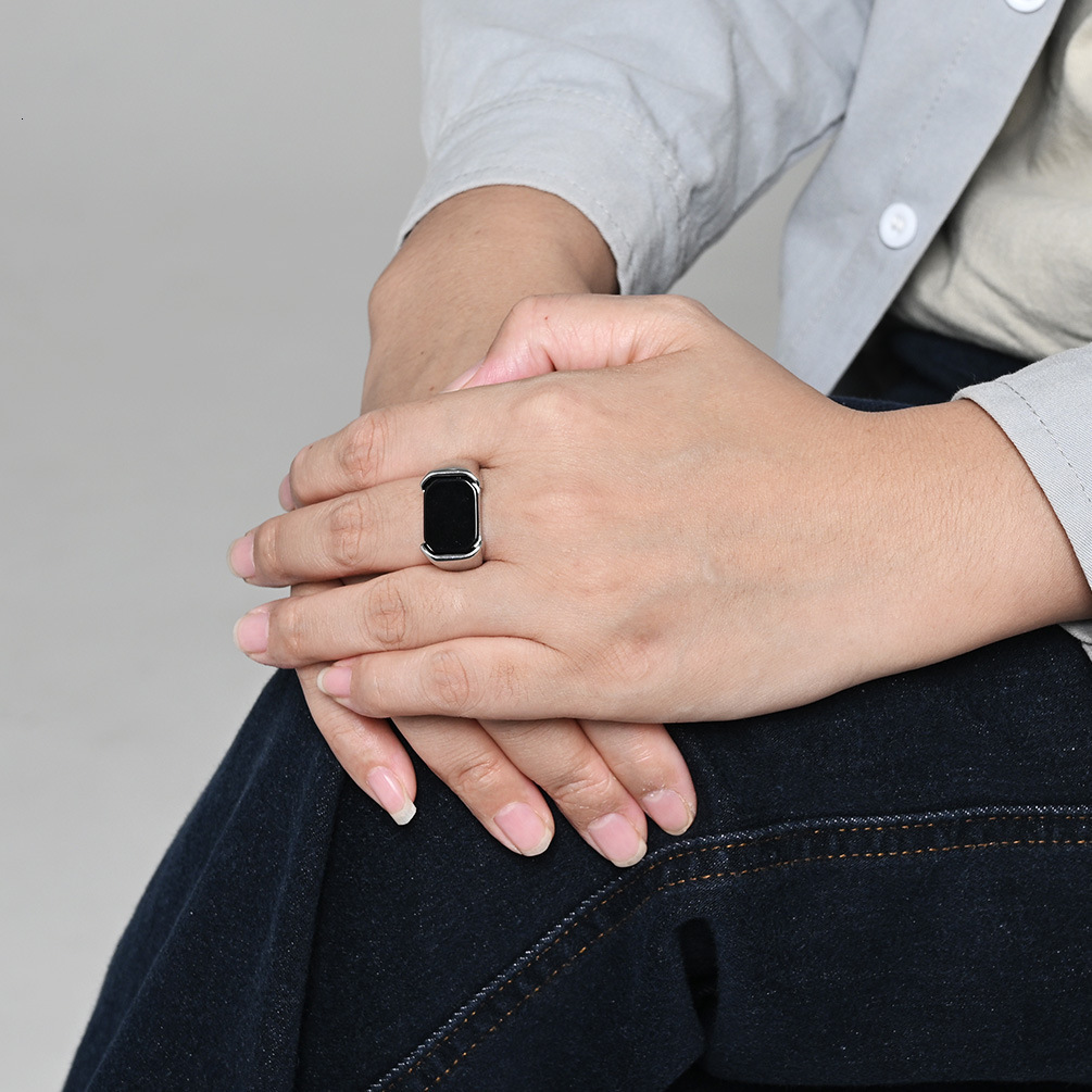 High quality minimalist glossy black gemstone titanium ring for men, stylish and fashionable stainless steel accessory