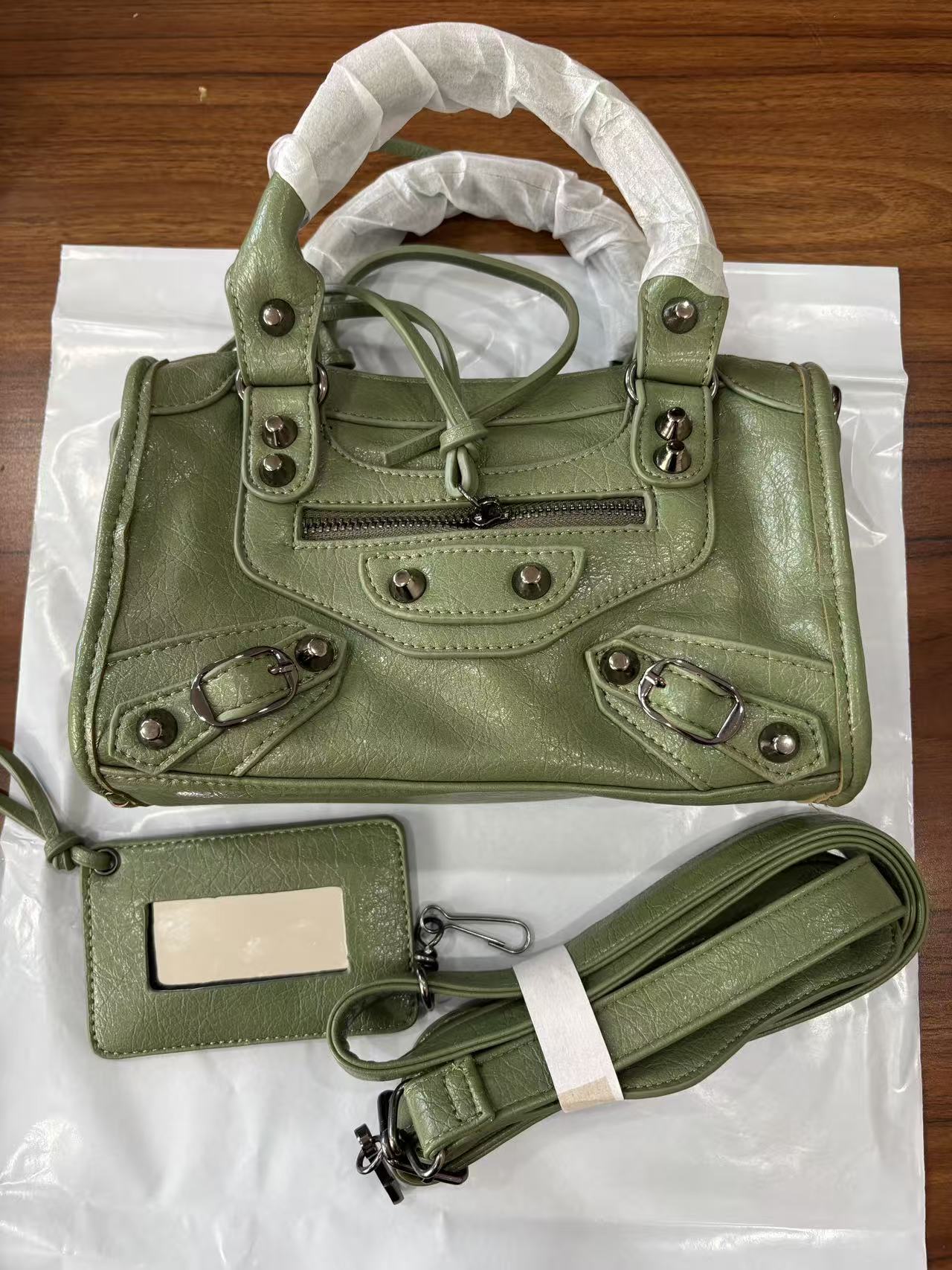 Vintage City Women Motorcycle Shoulder Bag Rivet Tote Bag, Large Capacity Crossbody Handbag with Mirror Retro tassel Designer Style AA