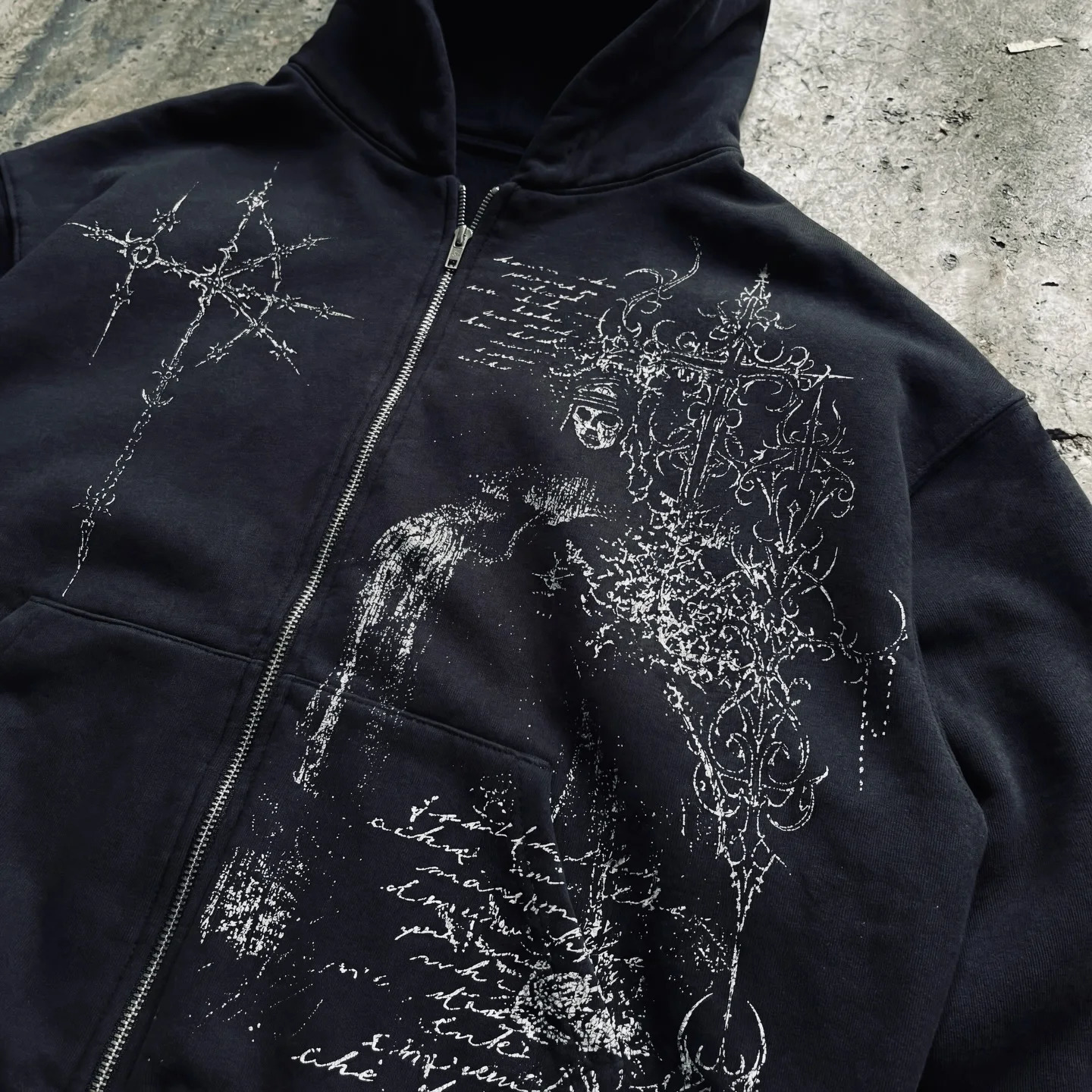 Y2K Fashion Harajuku Gothic Zip Up Hoodie Men Women Minimalist Graffiti Print Oversized Unisex Fit Sweatshirt Streetwear 260731