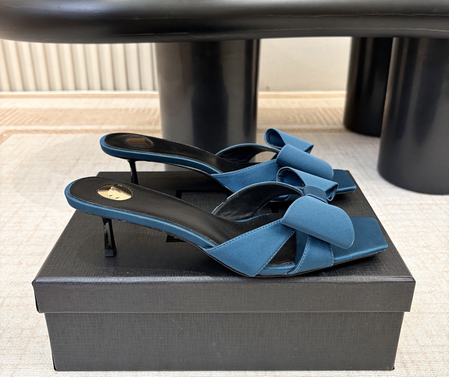 Designer Dress Shoes Luxury Satin Butterfly Knot High Heel Slippers Sexy Pointy Toe Slip On Runway Summer Spring Women Dress Shoes Red Green Sandals