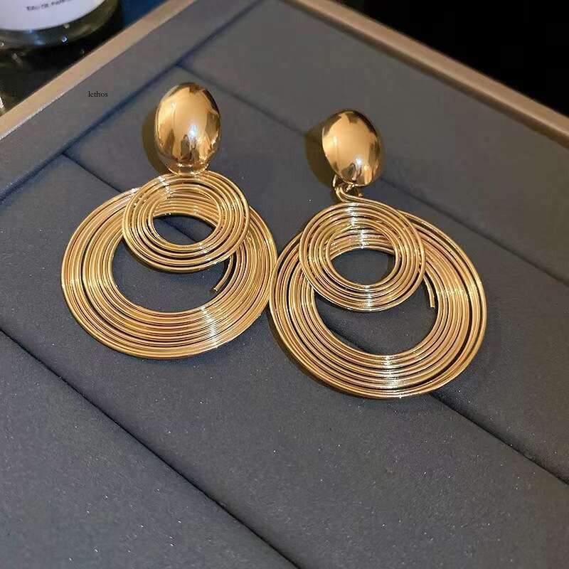 Round with a unique niche design, 2026 new popular model, high-end elegant autumn and winter earrings for women