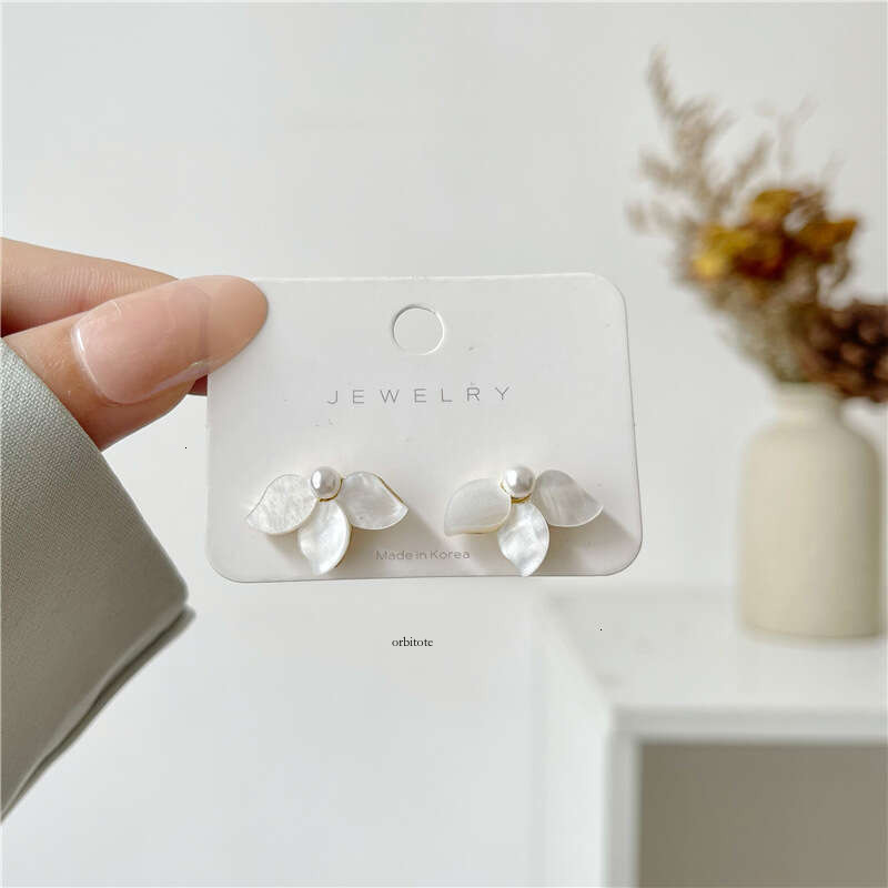 S925 silver needle Korean Dongdaemun rock tea white small earrings, Hong Kong style niche retro shell flower ear clips for women