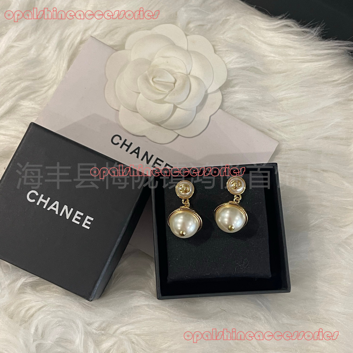 Designer Jewelry Channel 26 Summer Xiangjia New Pearl Pendant Light Earrings for Women Fashionable High-end Elegant Versatile Ear Accessories CC Ear