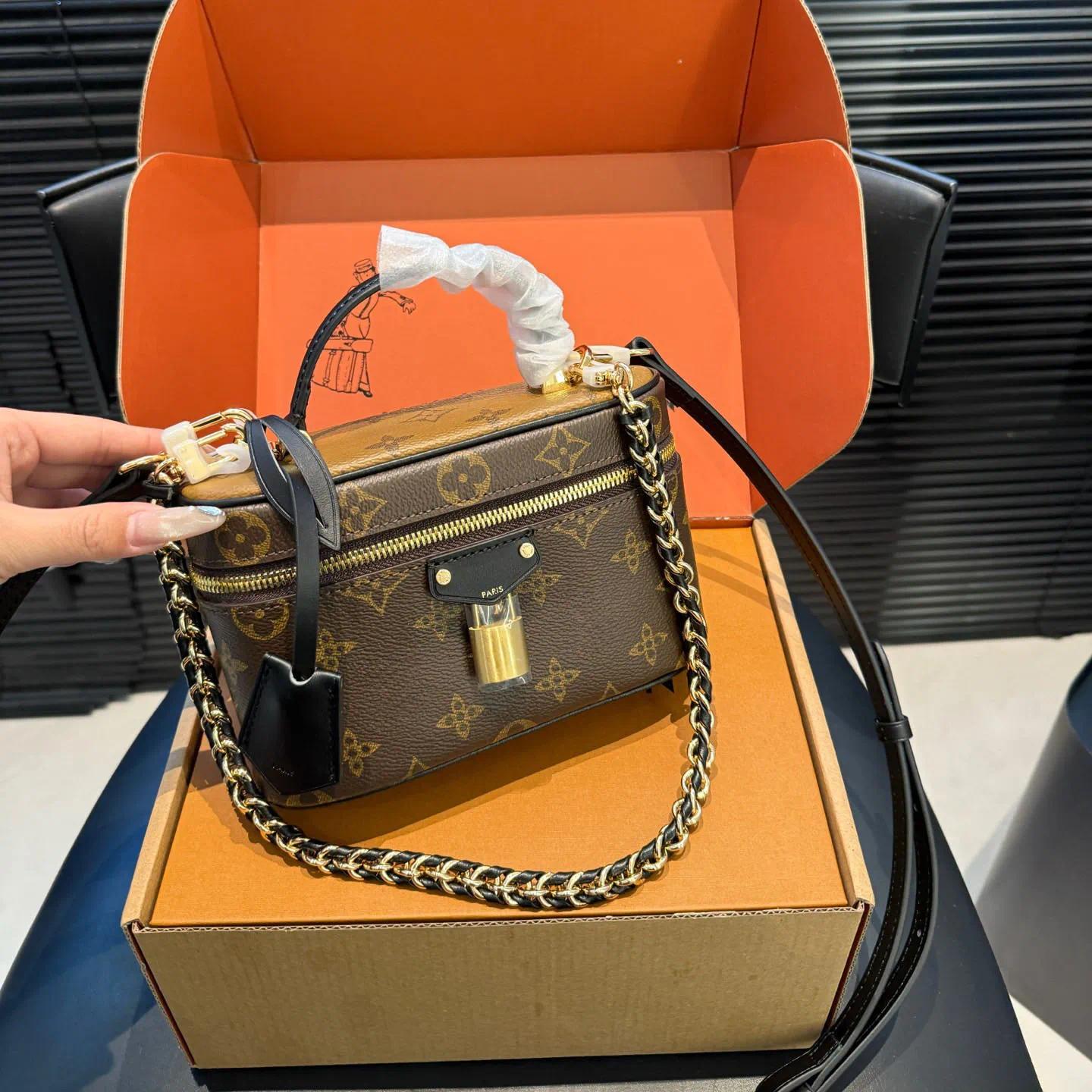 Designer Bags 2026 Trends Monogram Makeup Bag Luxury Fashion Shoulder Bags Small Box Handbag Zippers Square Canvas Cosmetics Bag Women Chain Toiletr