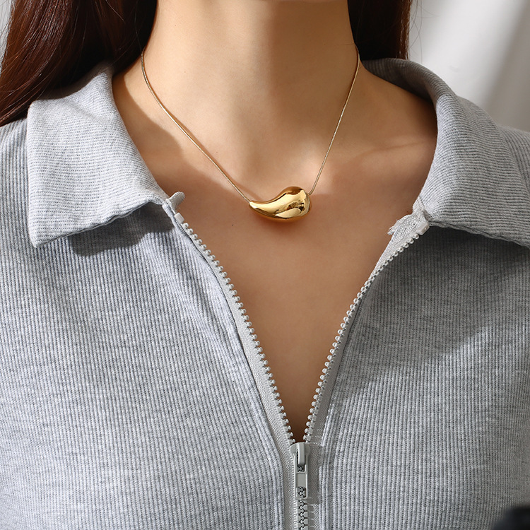 Hot-Selling Stainless Steel Hollow Water Drop Pendant Necklace High-End Women's Unique Comma Collarbone Chain