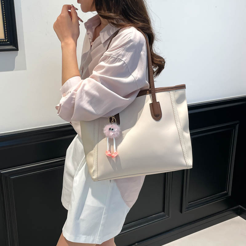 Manufacturer wholesale simple retro tote women 2026 new model large capacity handbag for commuting versatile shoulder bag