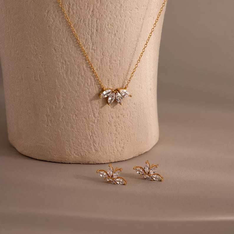 Temu hot-selling zircon leaf necklace for women, unique and fashionable niche design, exquisite collarbone chain jewelry wholesale