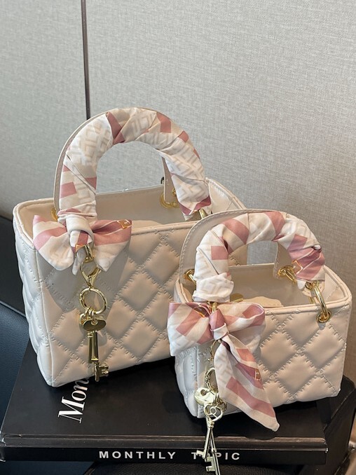 Luxury Brand Designer Bag Women's Small Style French Niche Light Luxury New Hot-Selling High-End Single Shoulder Crossbody Fashionable Handbag
