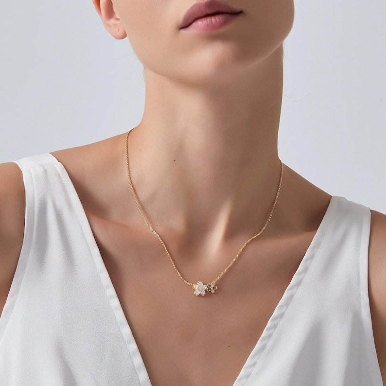 Cherry Blossom Necklace Women, Light Luxury Niche Pendant Clavicle Chain, Versatile for Daily Commuting, 2026 New Model Wholesale