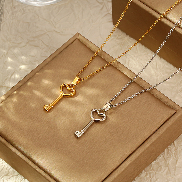 Fashion Retro Versatile Pendant Necklace for Women Trendy Light Luxury 18K Heart Key Chain Wholesale