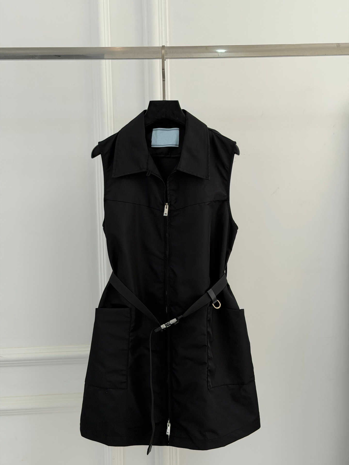 black sleeveless utility vest dress womens fashion cargo style zip up mini dress techwear gilet with belt designer techwear cargo vest dress