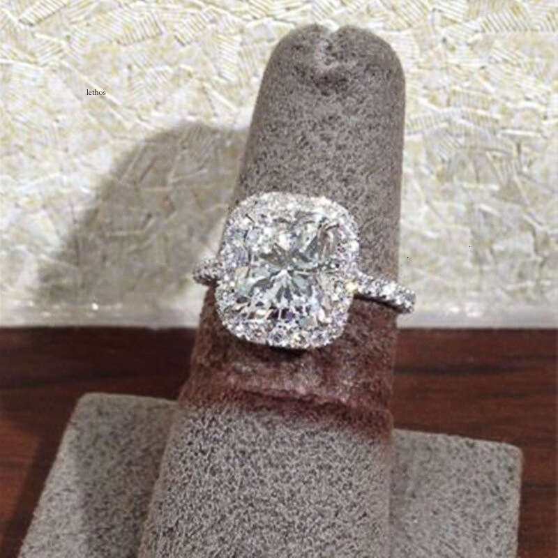 light luxury style high-end ring for women geometric design wedding ring fashionable and elegant engagement jewelry