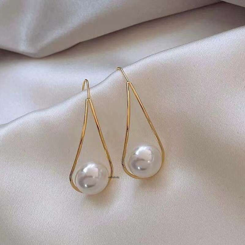 Minimalist Metal Pearl Earrings for Women Vintage Elegant Socialite Chic Niche Design 2025 New Trendy Ear Jewelry