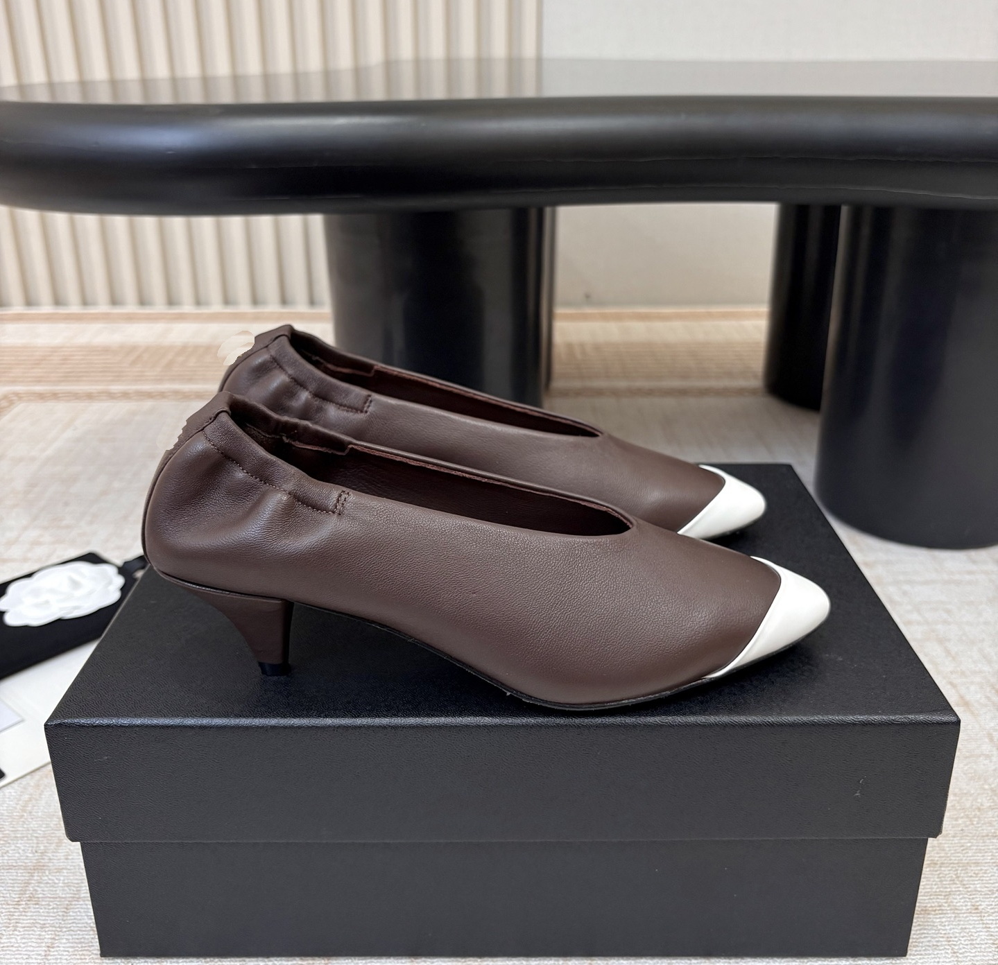 Designer Womens Dress Shoes Luxurys Genuine Leather Round Toe Slim Heel Summer New Light Mouth Retro Color Block Fashionable Single-Layer Shoes Sapa