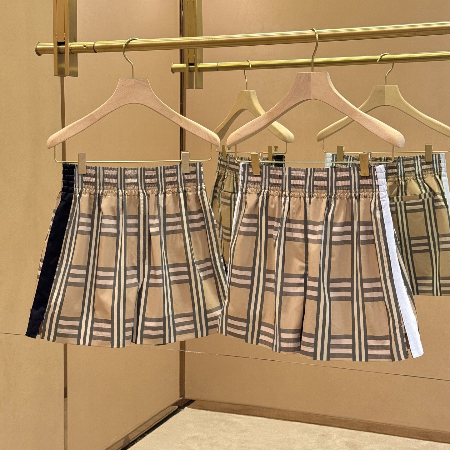 Designer brand high-quality classic checkered black and white striped cotton shorts, stylish and versatile