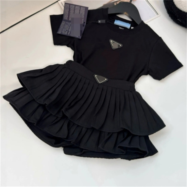 Designer Kids Dress Girls T Shirt Pleated Skirt Two Pieces Set Black New Cotton Comfortable Pullover Tops Children Clothing Sets L260920IS4U