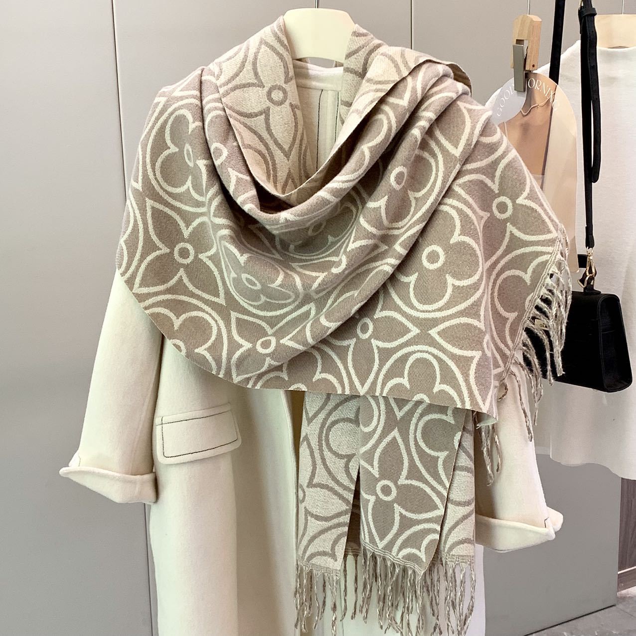 designer's Luxury new jacquard scarf for women in autumn and winter thickened and warm imitation cashmere shawl paired with double-sided scarf