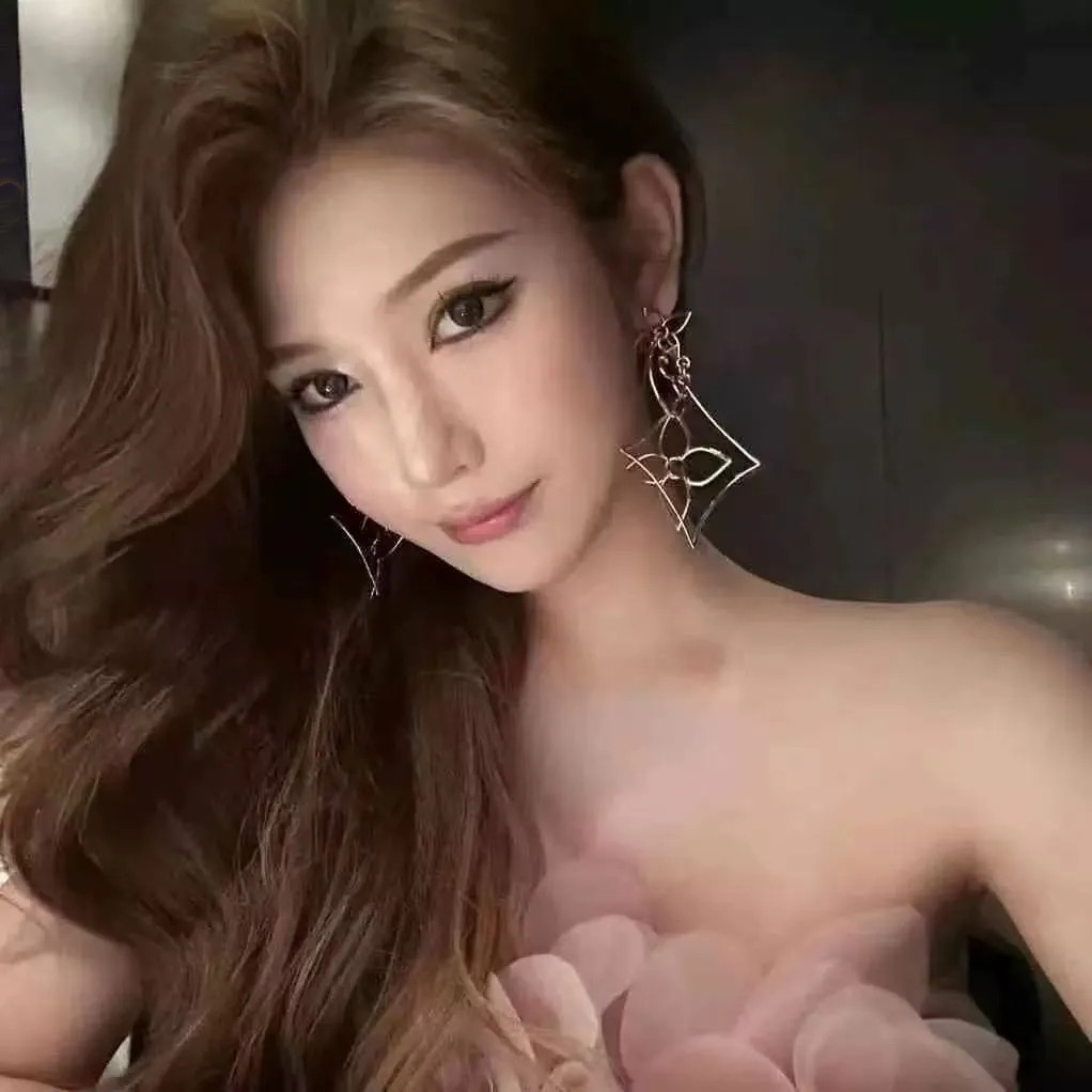 New Luxury Master Design Fashionable High Quality Gold Large Earrings Women's Beautiful Jewelry Accessories