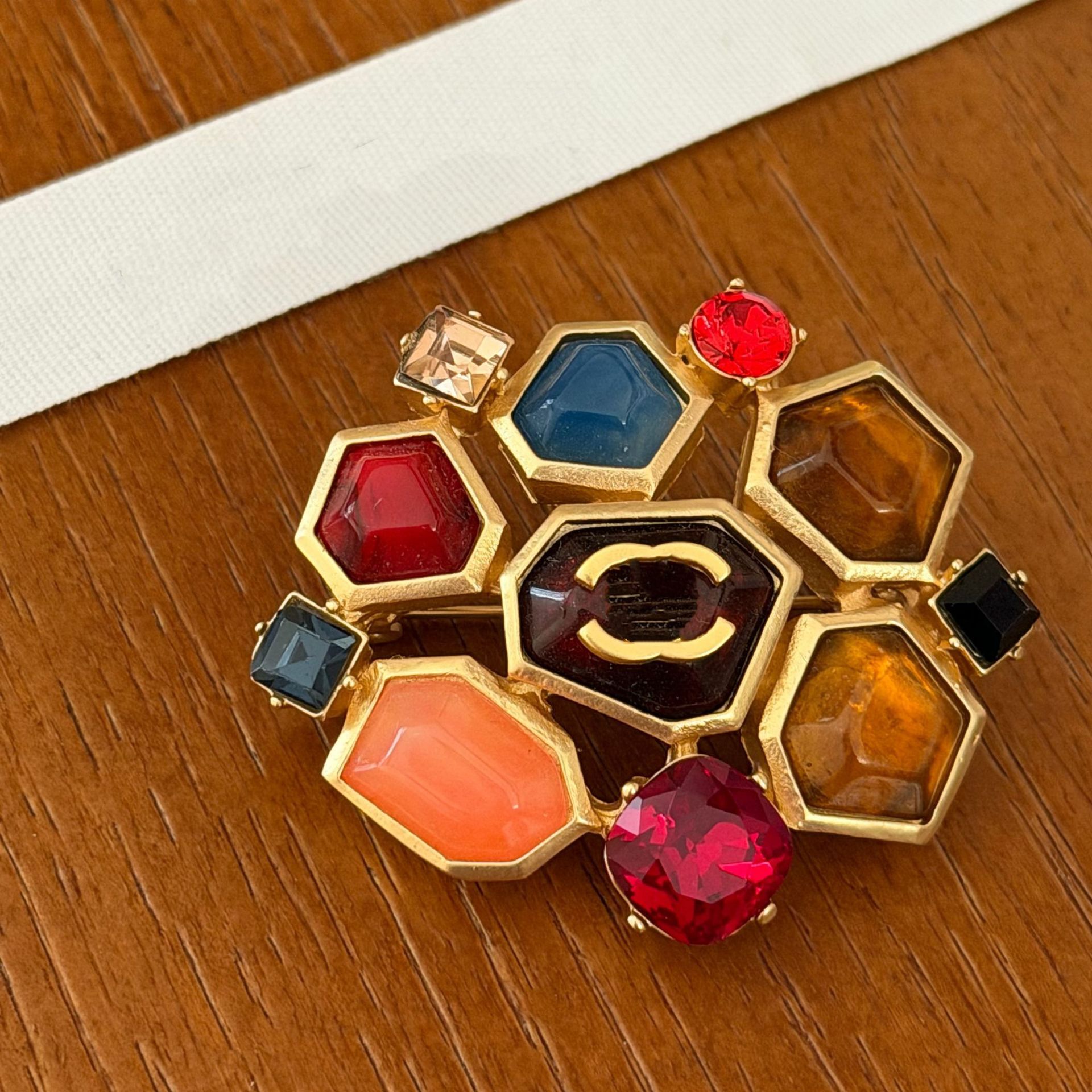 European and American style retro women's vintage high-end luxury colorful New Year red coat sweater brooch